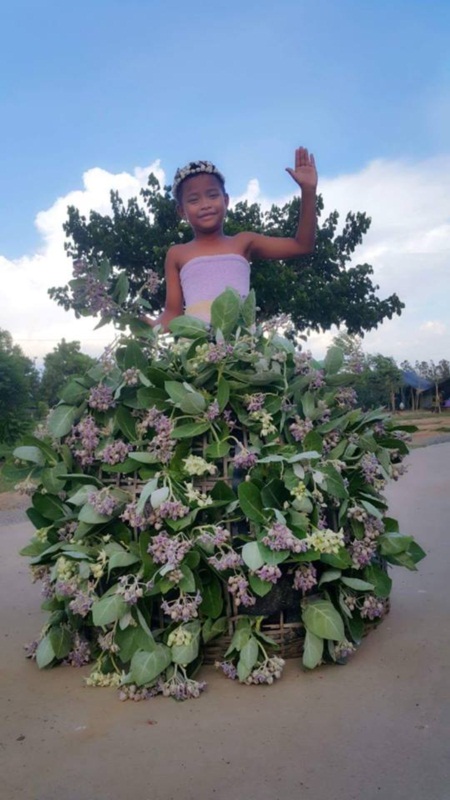 Cậu bé Thái Lan nổi tiếng vì tài tự chế thời trang độc - 11