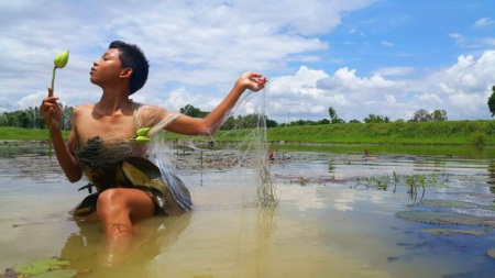 Cậu bé Thái Lan nổi tiếng vì tài tự chế thời trang độc - 8