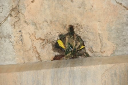 Nhiều vật lạ giữa các lớp bê tông ở cầu vượt đường sắt - 10