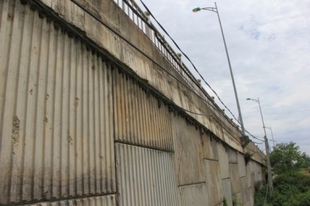 Nhiều vật lạ giữa các lớp bê tông ở cầu vượt đường sắt - 2