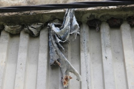 Nhiều vật lạ giữa các lớp bê tông ở cầu vượt đường sắt - 7