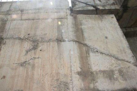 Nhiều vật lạ giữa các lớp bê tông ở cầu vượt đường sắt - 9