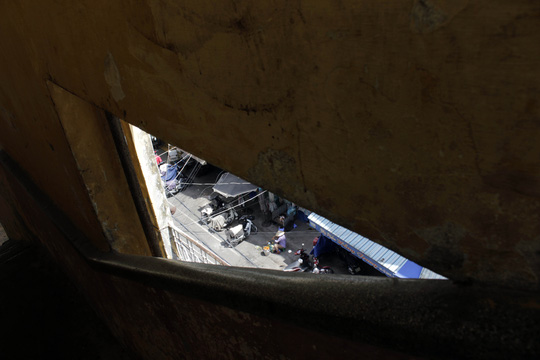 Cận cảnh chờ sập ở chung cư Cô Giang - 12