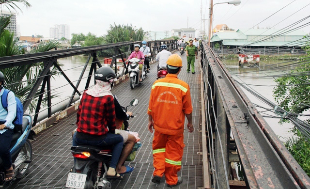 Cận cảnh cây cầu mỗi lần qua phải “nín thở” ở Sài Gòn - 3