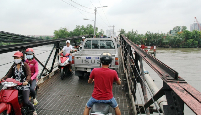 Cận cảnh cây cầu mỗi lần qua phải “nín thở” ở Sài Gòn - 10