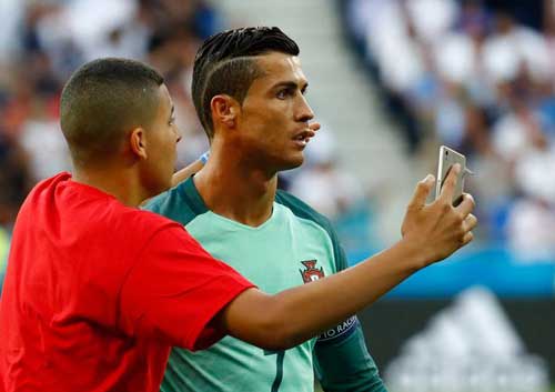 Tóc mới của Ronaldo bị "ném đá" thậm tệ - 6