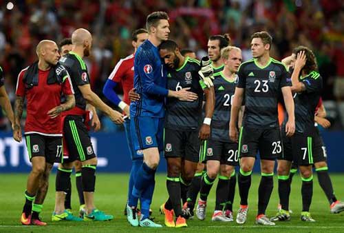 Tóc mới của Ronaldo bị "ném đá" thậm tệ - 2