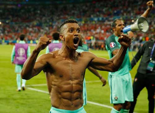 Tóc mới của Ronaldo bị "ném đá" thậm tệ - 14