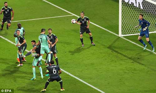 Tóc mới của Ronaldo bị "ném đá" thậm tệ - 11