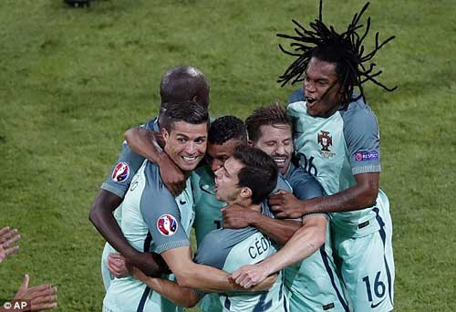 Tóc mới của Ronaldo bị "ném đá" thậm tệ - 13