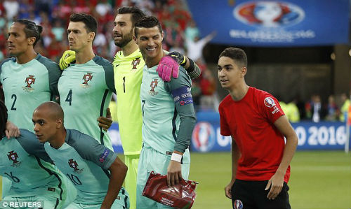 Tóc mới của Ronaldo bị "ném đá" thậm tệ - 8