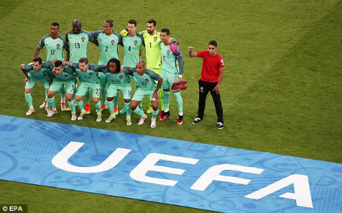 Tóc mới của Ronaldo bị "ném đá" thậm tệ - 7