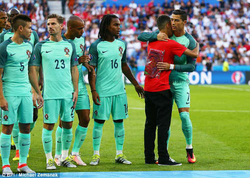 Tóc mới của Ronaldo bị "ném đá" thậm tệ - 9