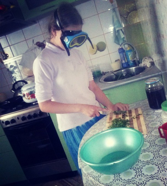 Chả mấy khi em vào bếp, đã vào là phải "an toàn".