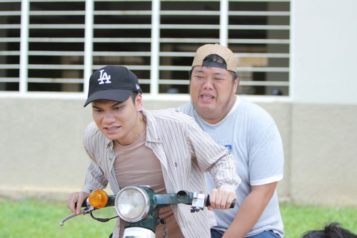 Khắc Việt làm công nhân bốc gạch, xe ôm trong MV mới - 2