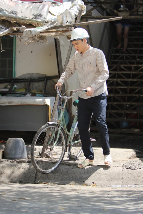 Khắc Việt làm công nhân bốc gạch, xe ôm trong MV mới - 1