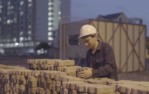 Khắc Việt làm công nhân bốc gạch, xe ôm trong MV mới - 4