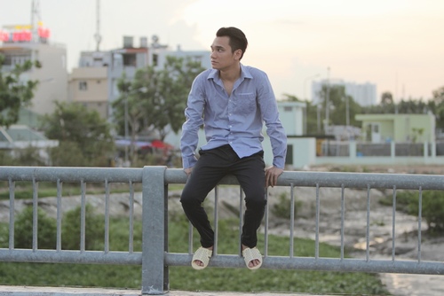 Khắc Việt làm công nhân bốc gạch, xe ôm trong MV mới - 7