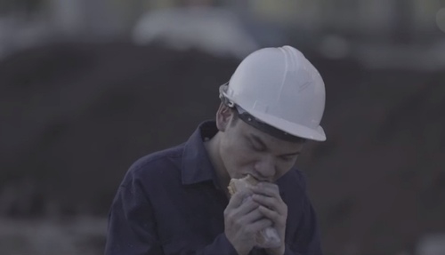 Khắc Việt làm công nhân bốc gạch, xe ôm trong MV mới - 5