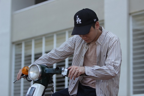 Khắc Việt làm công nhân bốc gạch, xe ôm trong MV mới - 8