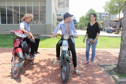 Khắc Việt làm công nhân bốc gạch, xe ôm trong MV mới - 9