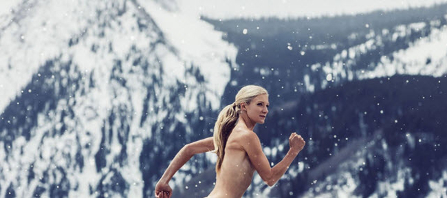 Nữ VĐV điền kinh Emma Coburn "thả" dáng táo bạo trên đỉnh núi.
