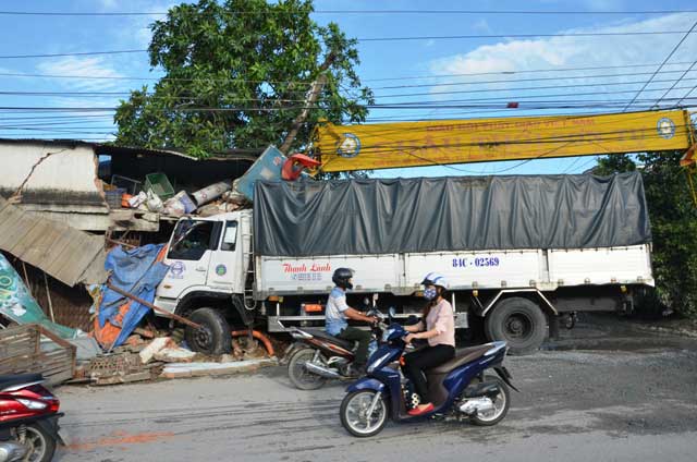 Đào bới đống đổ nát tìm kiếm nạn nhân TNGT - 3