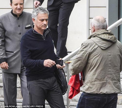 MU: Mourinho khoe 3 kỉ lục Guiness ở phòng làm việc - 2