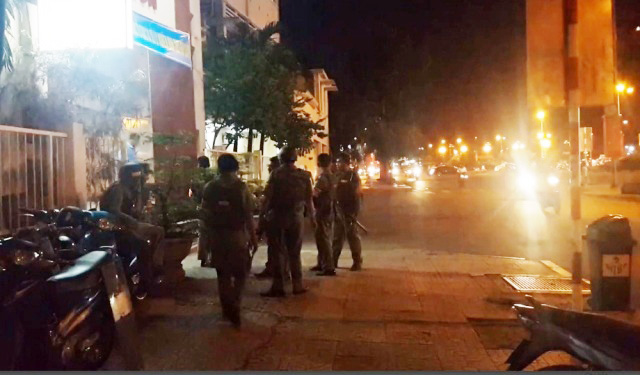 Gần 30 người chém gục 4 thanh niên giữa Sài Gòn - 1