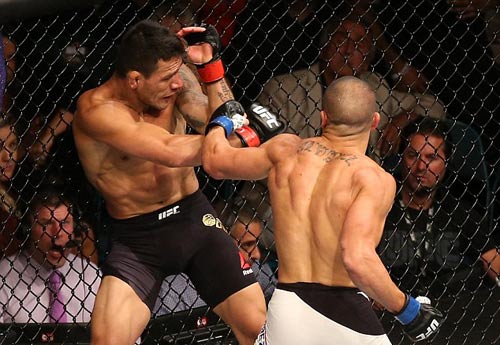 UFC: Tung đòn "đầu gối bay" hạ ngay nhà vô địch - 1