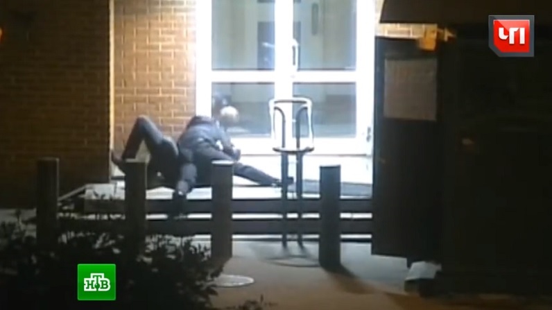 Video: Cảnh sát Nga đánh lộn với nhà ngoại giao Mỹ - 2