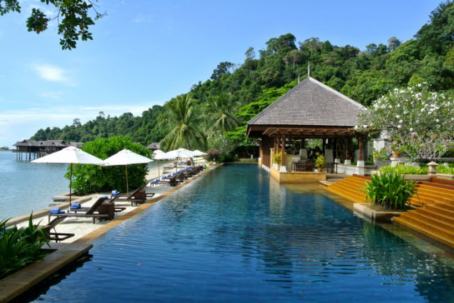 Được bao quanh bởi đại dương xanh biếc và rừng cây sum suê, khu nghỉ dưỡng Pangkor Laut trên đảo Pangkor Laut (Malaysia) là địa điểm lý tưởng dành cho những du khách muốn tận hưởng không gian yên tĩnh và lãng mạn.