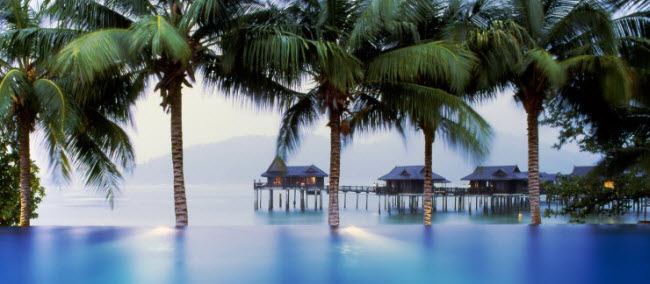 Du khách được tận hưởng không gian riêng trong những biệt thự trên mặt biển, nhưng họ vẫn được các nhân viên tại khu nghỉ dưỡng phục vụ tận tình khi có yêu cầu. Tới đây, bạn có thể nằm nghỉ trên bãi cát trắng trong khi ngắm cảnh biển và rừng xung quanh.