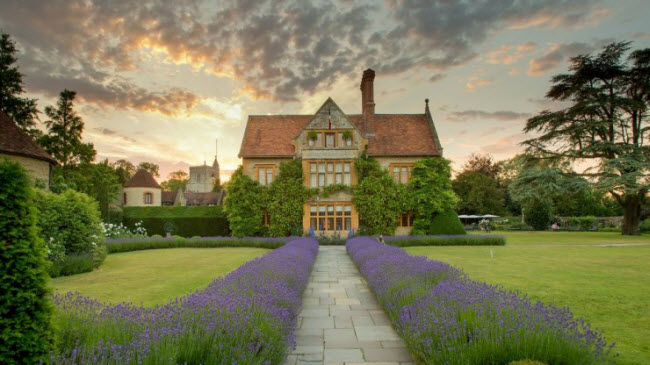 Lâu đài Le Manoir aux Quat’ Saisons ở Oxford (Anh), không chỉ là địa điểm nghỉ dưỡng yên tĩnh mà còn là trụ sở của trường dạy nấu ăn Raymond Blanc.