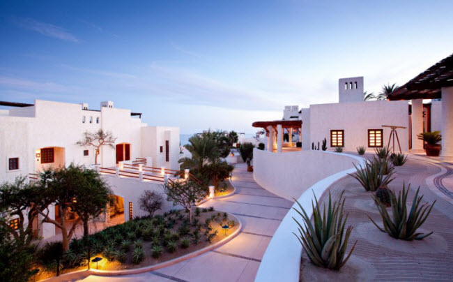 Các phòng tại khu nghỉ dưỡng Las Ventanas al Paraíso được thiết kế nội thất mang phong cách cổ điển, bao gồm cả lò sưởi giúp mang lại không gian lãng mạn cho các cặp đôi mới cưới. Ngoài ra, du khách có thể ngắm cá voi hay sao trời qua kính viễn vọng ngay tại phòng.