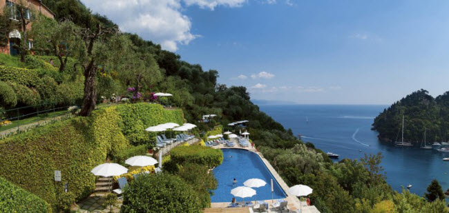 Nằm ngay sát biển Địa Trung Hải tại Portofino (Italia), khu nghỉ dưỡng Splendido gây ấn tượng với không gian yên tĩnh và hướng nhìn ra biển vô cùng lãng mạn.