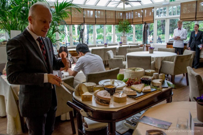 Du khách tới nghỉ tại lâu đài Le Manoir aux Quat’ Saisons có thể học nấu các món ăn từ những đầu bếp hàng đầu thế giới.