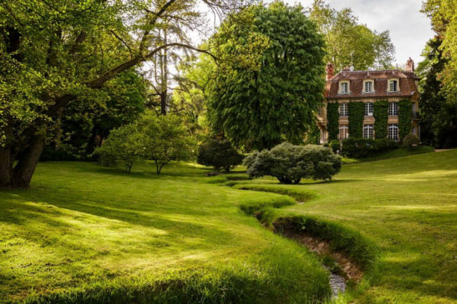Được bao quanh bởi không gian yên tĩnh và trong lành tại vùng Normandy (Pháp), khách sạn Le Manoir des Impressionistes thu hút nhiều nghệ sĩ nổi tiếng tới nghỉ dưỡng như nhà thơ Boudin và Baudelaire hay họa sĩ Monet và Courbet.