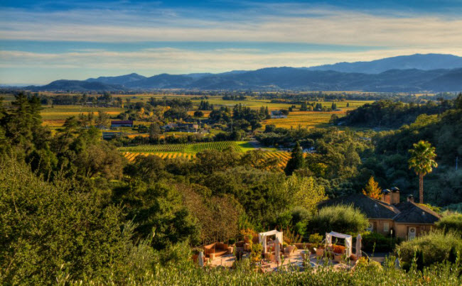 Nằm giữa thung lũng Napa tại bang California (Mỹ), khách sạn Auberge du Soleil được thiết kế theo phong cách Địa Trung Hải với hướng nhìn tuyệt đẹp.