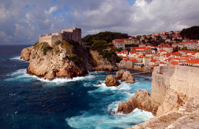 Thị trấn Dubrovnik là một trong những địa điểm du lịch nổi tiếng nhất ở Croatia và được tổ chức UNESCO công nhận là di sản thế giới. Nơi đây được chọn làm bối cảnh cho thành phố King’s Landing trong bộ phim truyền hình Game of Thrones.