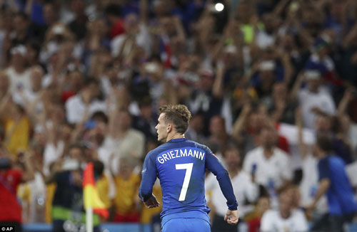 Griezmann: Đừng ví với CR7, hãy so sánh với Messi - 1