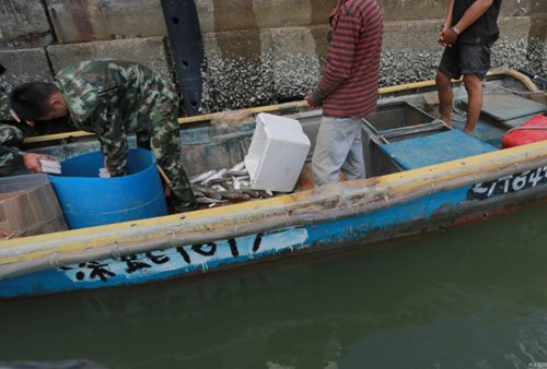Vùi 370 chiếc iPhone dưới thùng cá để buôn lậu - 1