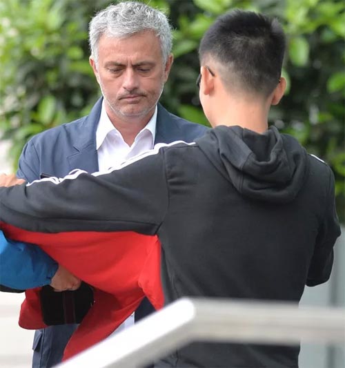 Mourinho mặt lạnh chụp hình cùng fan MU - 4