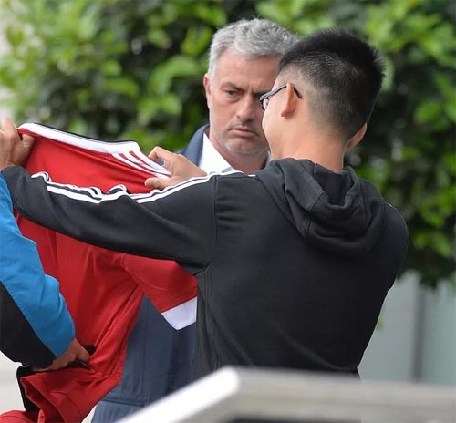 Mourinho mặt lạnh chụp hình cùng fan MU - 5