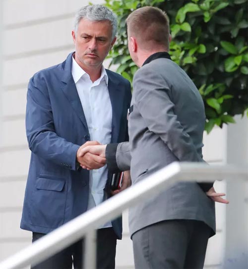 Mourinho mặt lạnh chụp hình cùng fan MU - 6