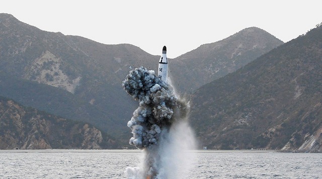 Triều Tiên bắn tên lửa đạn đạo từ tàu ngầm, rơi sau 30km - 1