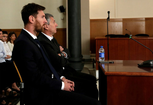 Sau án tù, chủ tịch Barca ra sức "lấy lòng" Messi - 1
