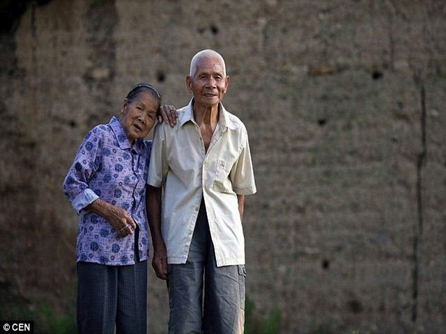 Cặp vợ chồng TQ hơn trăm tuổi yêu nhau 96 năm không chán - 1