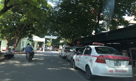 Sẽ xử lý xe “dù”, độc quyền taxi tại bệnh viện - 1