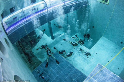 Khám phá bể bơi sâu nhất thế giới, bằng tòa nhà 14 tầng - 1